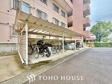 【敷地のゆとりが生む、整然とした景観。】駐輪スペースが十分に確保されているため、通路やエントランス付近が自転車で溢れることもありません。利便性のある共用部は、住む人の心にもゆとりを与えてくれます。