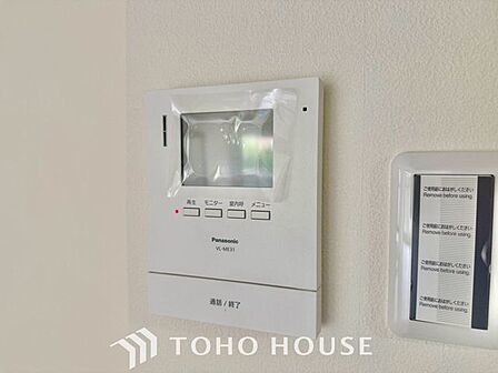 【モニター付きインターホン】今や当たり前の設備ですが、お子様の留守番時にも重宝する必須防犯アイテムです。留守中に誰が訪ねてきたのかも確認できますし、在宅中も「見える安心」がそこにあります。