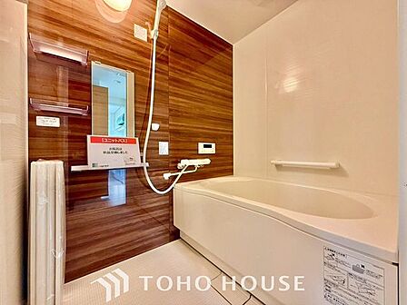 【癒しのバスタイム】一日の疲れを癒すための浴室はゆとりあるサイズを採用。保温機能付き、汚れをはじく有機ガラス系の新素材を採用した浴室。美しく機能的な設備を採用しています。