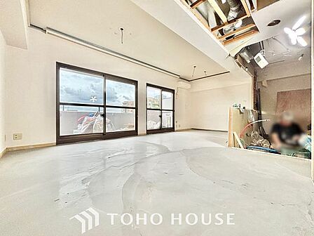 【楽しい我が家が一番】明るく開放的な空間が広がるリビングダイニング。室内には豊かな陽光が注ぎ込み、爽やかな住空間を演出。ホームパーティーでもゲストと一緒に料理を楽しみながら楽しい時間を過ごせそう。