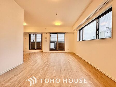 【快適な住空間】家族の暮らしに思いを馳せて、日常のワンシーンを表現したリビングダイニング。「ホワイトナチュラル」のテイストが、自然体で過ごせる心地良さを生み出しています。