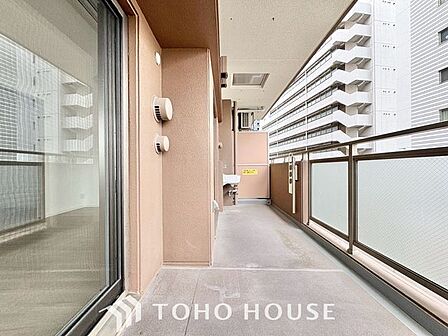 【やわらかい街の風】頬をなでる優しい風を感じることが出来るバルコニー。つい深呼吸をしたくなる気持ちの良い眺望はこのお部屋の自慢です。洗濯物を干すスペースとしても十分な広さがあります。