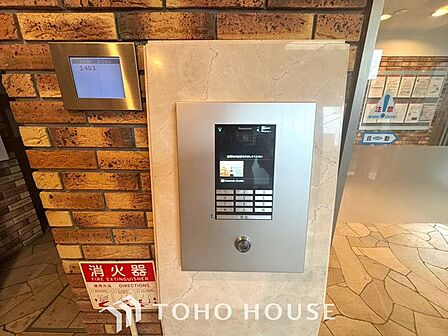 【オートロック】共用玄関にオートロックがあることで防犯効果が高まります。煩わしい訪問営業や勧誘等の来訪率も下がることから「守られている」安心感が高まる事は住まいの安心につながります。