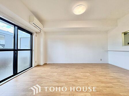 【居心地の良い我が家】一日の中で多くの時間を過すことになるリビングダイニングだからこそ、いつも穏やかな空間であることが必然。爽やかな通風と採光を存分に感じる事が出来る空間です。