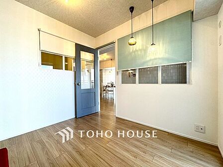 【毎日過ごす場所だから】清潔感あるホワイトの壁紙と温もり溢れるカラーの床材が見事に調和した居室。毎日の生活を少しでも快適に過ごして頂ける様、飽きの来ない雰囲気が大切です。