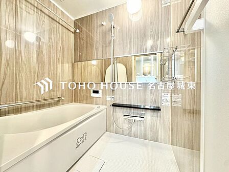【癒しのバスタイム】一日の疲れを癒すための浴室はゆとりあるサイズを採用。保温機能付き、汚れをはじく有機ガラス系の新素材を採用した浴室。美しく機能的な設備を採用しています。
