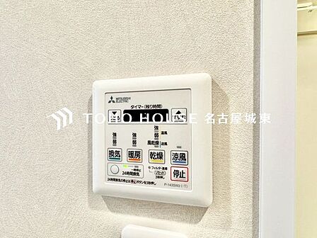 【浴室換気乾燥暖房機】その名のとおり、乾燥・暖房・換気・涼風・24時間換気と年間を通じて活躍してくれる多機能アイテムです。雨の日のお洗濯物干しからシックハウス対策まで幅広く活躍してくれます。