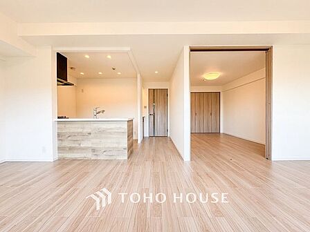 【楽しい我が家が一番】明るく開放的な空間が広がるリビングダイニング。室内には豊かな陽光が注ぎ込み、爽やかな住空間を演出。ホームパーティーでもゲストと一緒に料理を楽しみながら楽しい時間を過ごせそう。