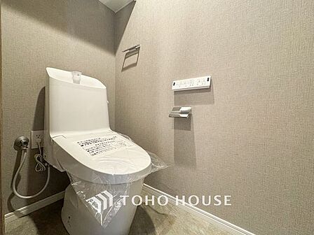 【重要な設備です】トイレは快適な温水洗浄便座付です。手洗い一体型のトイレ設備はスペースの節約ができ、ゆったりとした空間が確保できます。節水も期待できますね。