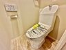 トイレ：【重要な設備です】トイレは快適な温水洗浄便座付です。手洗い一体型のトイレ設備はスペースの節約ができ、ゆったりとした空間が確保できます。節水も期待できますね。