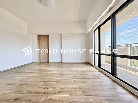【家族のトクベツな空間】インティメイトなくつろぎを愉しむリビングルームはひそやかな憩いの場となります。リビングとダイニング、2つの空間機能を活かし、ライフスタイルに新しいゆとりをもたらします。