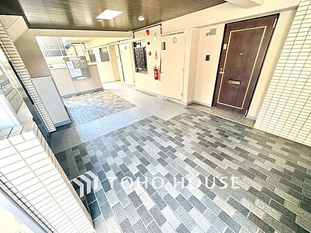【お家へ帰ろう】ここに住まわれる人にだけに許された専用のエントランス。我が家に帰ってきた安心感を与えてくれる最初のプライベート空間です。