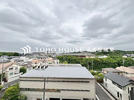 【四季を感じながら】手を伸ばせば触れることが出来そうな風景が、そのままインテリアになったような印象です。その豊かな眺望にふさわしい空間は、通風・採光も優れ、心地よい光と風が溢れます。