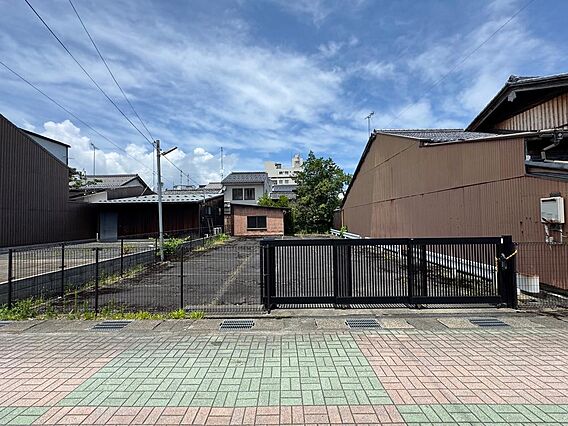 この駐車場の土...
