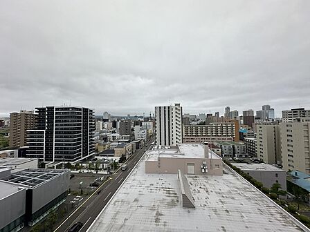 12階のお部屋ならではの開放感溢れる西向きの眺望です。さっぽろテレビ塔を望むことができ、夕暮れ時には刻々と変化する美しい街並みの景色を眺めながらゆったりとした時間を室内でお過ごしいただけます。