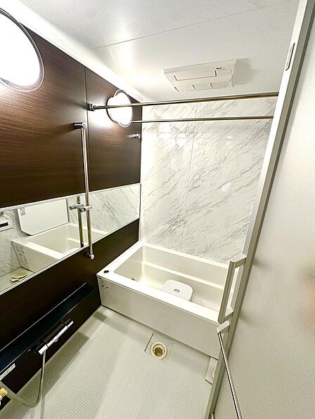 《浴室》ゆったりとした1418サイズの浴室には、浴室乾燥機も完備されているため、雨の日や夜間のお洗濯物の乾燥にも困りません。