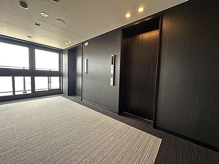 《エレベーター》全3基のエレベーターは高層階用と低層階用で分かれており、朝の混雑時もスムーズに利用可能です。