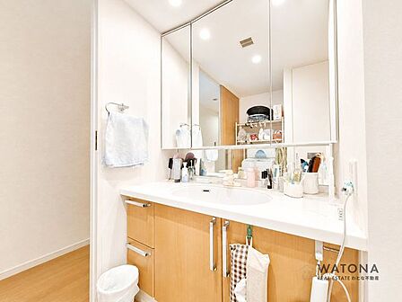 ▼南西・東南の角部屋につき圧迫感が少なく通風環境も良好!▼約55m2の広々としたタイル貼のテラス付です♪▼全室6帖以上、別途17.4帖のリビングお隣にはコンサバトリー付です!▼7帖の主寝室にはWIC…