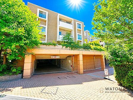 ▼南西・東南の角部屋につき圧迫感が少なく通風環境も良好!▼約55m2の広々としたタイル貼のテラス付です♪▼全室6帖以上、別途17.4帖のリビングお隣にはコンサバトリー付です!▼7帖の主寝室にはWIC…