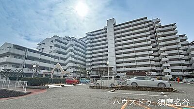 外観：青空に映える大規模マンションの外観。前面にゆとりがあり、陽当たり良好です。落ち着いた住環境で、ご家族がのびのびと快適な新生活をスタートできる魅力的なマンションです。