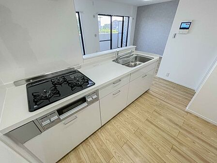 三口コンロで料理の幅を拡げてくれる使いやすいシステムキッチンを採用。洗い場も大きいので野菜や食器を洗ったりする際にも捗り、奥様の強い味方となってくれるはずです。