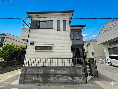 外観:堂々たる趣ながら、主張し過ぎずどこか余裕を感じさせるシャープなフォルムで佇む邸宅は、晴天の空と照らし合わせる事で、本来あるべき完成形の姿を見せてくれます。 外観:堂々たる趣ながら、主張し過ぎずどこか余裕を感じさせるシャープなフォルムで佇む邸宅は、晴天の空と照らし合わせる事で、本来あるべき完成形の姿を見せてくれます。