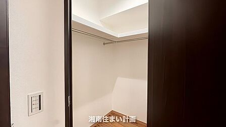 洋室6帖のWIC。ハンガーパイプの上には枕棚も設置されており、シーズンオフの衣類やバッグ、ご夫婦で左右分けてお使いいただくなど整理整頓がしやすい構造です。
