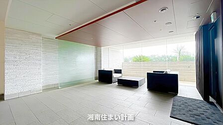 明るい自然光が射し込む明るいロビーにはゆったり過ごせるソファー付きです。