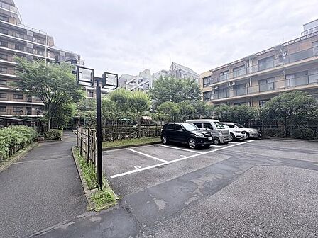 マンションに駐車場があるメリットは、利便性、周辺相場より安い場合が多い、防犯性が高い、車が汚れにくいなどが挙げられ、特に車を頻繁に使う方や、安全・管理の手間を省きたい方にとって大きなメリット。