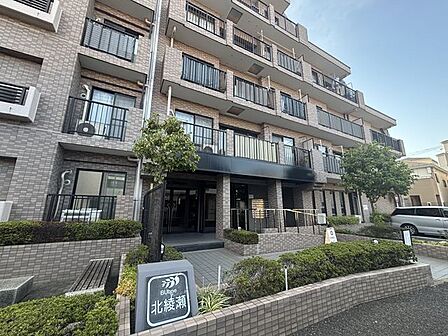 東京メトロ千代田線 北綾瀬駅 徒歩12分に位置した7階建マンションです。エントランスはオートロックでセキュリティーに守られ、駐輪場、エレベーター、宅配ボックスありの設備が充実しています。