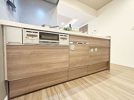 ご家族との会話が弾む、対面式キッチンです。ほどよい高さのカウンターが調理中の手元を隠してくれるので、キッチン周りもすっきりとした印象に。食洗機も搭載で、家事の時短も叶います。