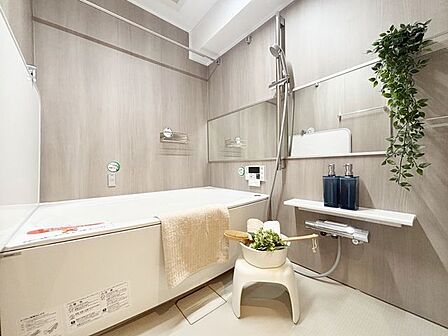 木目調のアクセントパネルでゆったりとバスタイムを過ごすことができる空間です。湯船も広く、足を伸ばして入浴できるので1日の疲れも癒せそうです♪