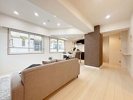 バルコニーが大きいので明るく照れされた居心地のいいLDKになります。換気もしやすく、休日はゆっくりくつろげますね♪集いの場、憩いの場としての快適性を求めたやすらぎの空間です。