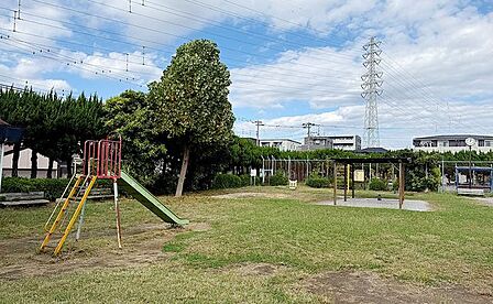 塩焼中央公園 徒歩28分。塩焼小学校や塩焼幼稚園に隣接しており、地域の子どもから大人まで広く利用されています。 2180m