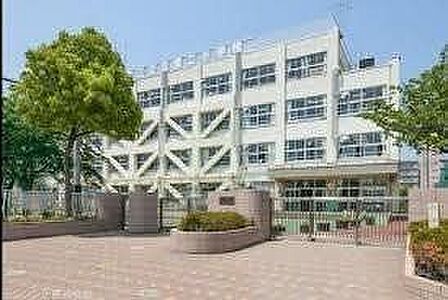 江戸川区立二之江第二小学校 徒歩9分。小学校が徒歩圏内にあることで、通学が安全・安心。送り迎えの負担も軽減され、子どもの自立を促せる環境です。 670m