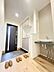 玄関：清潔感のある玄関は広く、玄関収納も大きいのでたっぷりと収納できます。靴だけでなく、傘や外遊び用のおもちゃ、お子様の部活で使う道具や緊急用の防災グッズなど様々なものを収納できます。