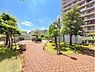 その他：緑豊かな親水公園に隣接する爽やかなロケーション。オートロック仕様のセキュリティが守る安心構造で、日々の暮らしに誇りと快適さをもたらす外観美を誇ります。