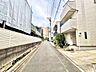 その他：建物前には舗装された道路が続き、周囲には戸建てや集合住宅が立ち並んでいます。比較的落ち着いた街並みの中に位置する住まいで、日々の生活にも馴染みやすい環境です。