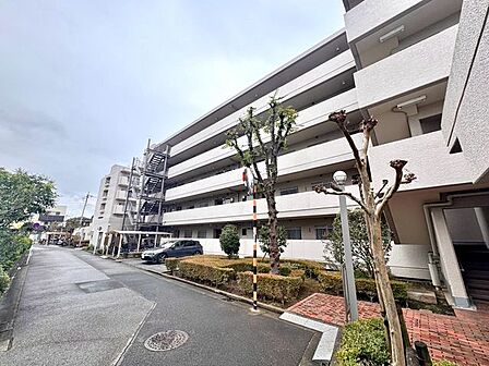 緑豊かな住宅地にあり、四季折々の自然を身近に感じられる落ち着いた環境です。都市近郊のため買い物や通勤・通学の利便性も良好。小学校まで徒歩10分以内でお子様の通学も安心。