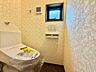 トイレ：ウォシュレットのついた温水洗浄便座のトイレです。暖房便座、脱臭、乾燥機能などを搭載し、トイレットペーパーの使用量を減らして清潔を保ちます。