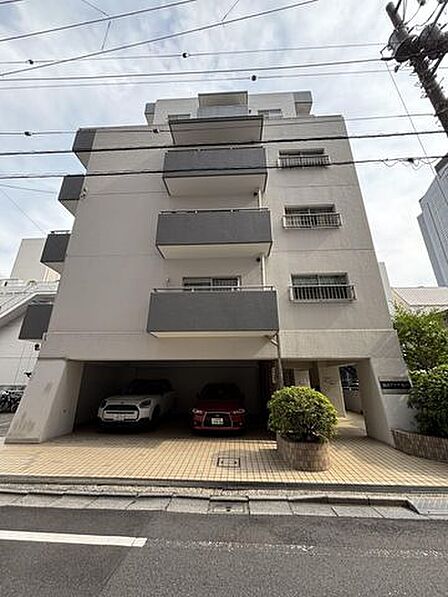 落ち着いた色合いの外観デザインが街並みに調和するマンションです。エントランス部分も整備されており、管理状態の良さが感じられます。毎日の暮らしを快適に支える住環境が魅力です。
