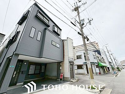 外観:その邸が魅せる、気品・上質・重厚感・極細やかさ、そのすべては訪れた者に安らぎと品性を与える特別な空間です。ここに住むからこそ意味がある。すべての(始まり)をここから迎えます。 外観:その邸が魅せる、気品・上質・重厚感・極細やかさ、そのすべては訪れた者に安らぎと品性を与える特別な空間です。ここに住むからこそ意味がある。すべての(始まり)をここから迎えます。