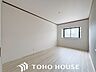 室内：日照に恵まれたお部屋。柔らかい自然光で朝目覚める暮らしが送れるだろう。また、機能的なクローゼットを配置して、片付いた空間も実現出来そう。