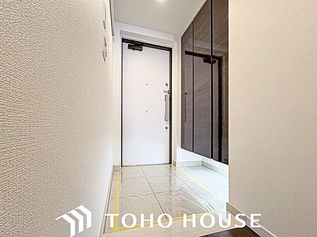 「行ってきます」と「ただいま」は、この玄関から始まります。清潔感のある空間を保てるよう、収納スペースを広く設けておりますので、たくさんある靴もすべて収納して頂け、玄関をスッキリ綺麗な空間に纏めます。