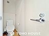 トイレ：ホワイトを基調とした、清潔感あふれるシンプルなトイレ空間。限られたスペースながらも、お手入れのしやすい床材やクロスが採用されており、日々の掃除がスムーズに行える機能的な造りに仕上がっています。