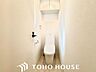 トイレ：ウォシュレット機能付きのトイレは、収納が付いて実用性も兼ね備えた造り。
