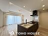 キッチン：大型の冷蔵庫やレンジボードもしっかり置ける広々としたキッチンスペースが大事。ゆとりある空間で作業ができるとお料理の腕も日に日に上がりそうな気がしてきます。