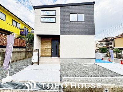 外観:主流となりつつある外壁サイディングは、雨で汚れを落とす効果もあり、お住まいの美観を保つ効果は永く住まううえで重宝する筈です。定期的に高圧洗浄でセルフメンテナンスをするのも長持ちの秘訣。 外観:主流となりつつある外壁サイディングは、雨で汚れを落とす効果もあり、お住まいの美観を保つ効果は永く住まううえで重宝する筈です。定期的に高圧洗浄でセルフメンテナンスをするのも長持ちの秘訣。