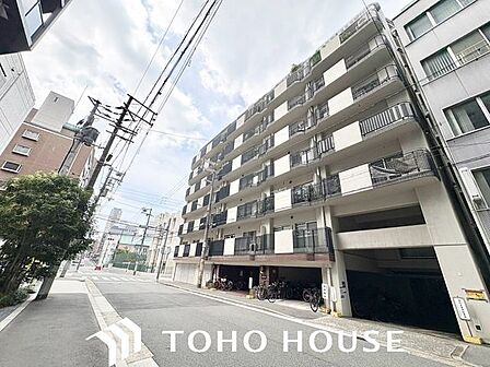 住む人を映し出す洗練された佇まいは、いつまでも輝き続けながらいつしか街の風景に溶け込んでいきます。