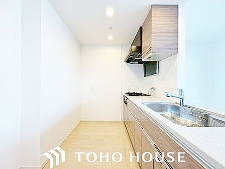 キッチントップには、お洒落な人造大理石の素材を使用しており、高級感があります。拘りすぎない可愛らしいタイプなので、奥様にもピッタリです。